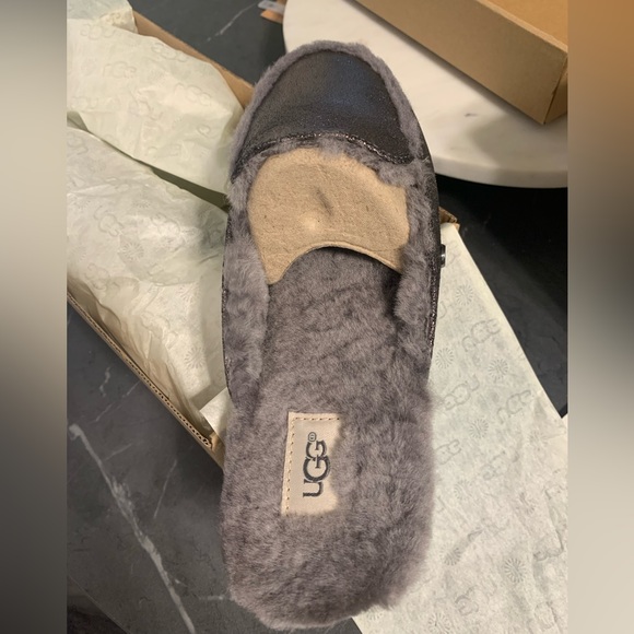 Women Ugg slippers Lane Metallic Gray Size 7 US New With Box - Picture 3 of 9